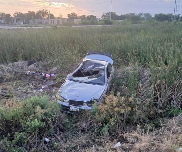 Vuelca y abandona su auto en bulevar Colosio de Reynosa Vuelca y abandona su auto en bulevar Colosio de Reynosa