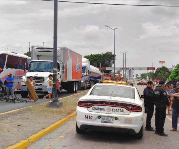 Bloquean una carretera  por falta de electricidad