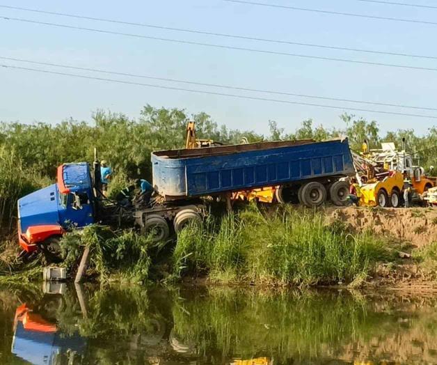 Se precipita un camión de caliche a canal Anzaldúas Se precipita un camión de caliche a canal Anzaldúas