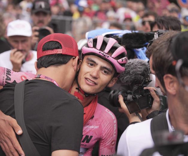 Isaac del Toro es el primer mexicano en enfundarse la maglia rosa en el Giro Isaac del Toro es el primer mexicano en enfundarse la maglia rosa en el Giro