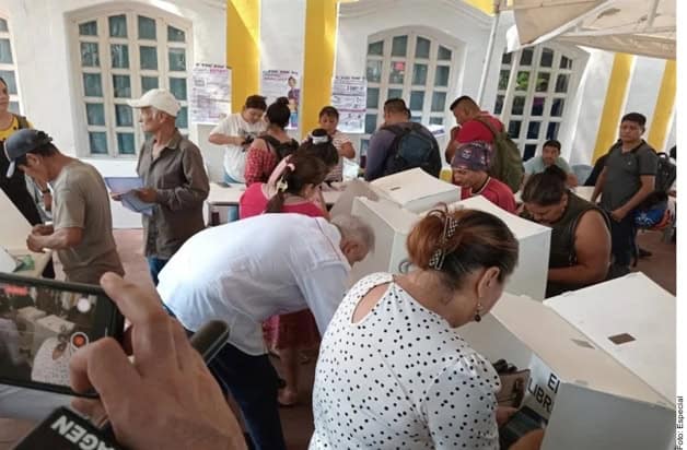 Andrés Manuel López Obrador vota en elección judicial en Palenque, Chiapas