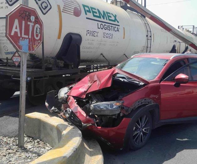 Mujer resulta lesionada al chocar su camioneta con un tren en San Nicolás Mujer resulta lesionada al chocar su camioneta con un tren en San Nicolás