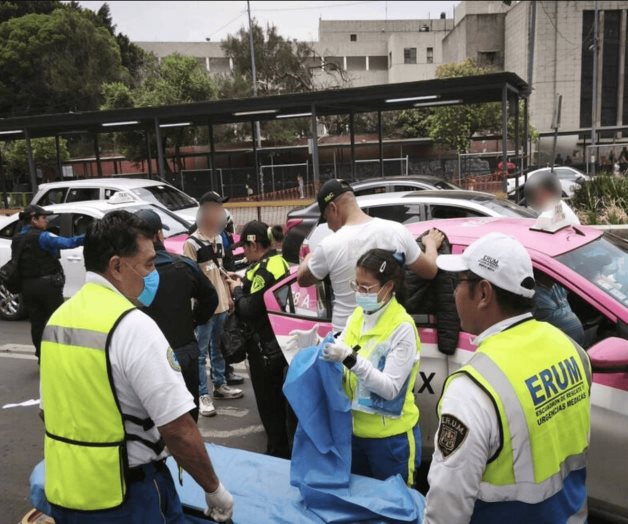 Policías asisten parto en taxi Policías asisten parto en taxi