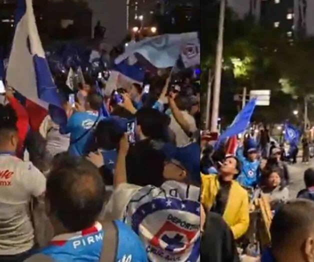 Aficionados de Cruz Azul festejan en el Ángel de la Independencia