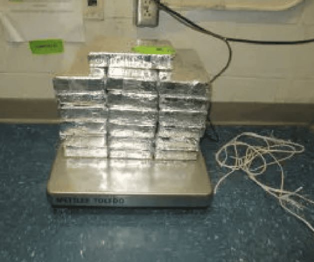 Cae estadounidense con carga de cocaína