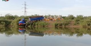 Esta mañana, un operador de camión calichero cayó al canal Anzaldúas . El accidente ocurrió en el bordo sur, cerca de los campos del IMSS. Por suerte, el conductor logró salir con vida.