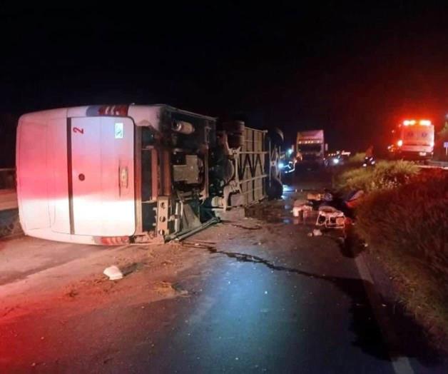 Autobús vuelca en Hualahuises dejando 11 fallecidos Autobús vuelca en Hualahuises dejando 11 fallecidos