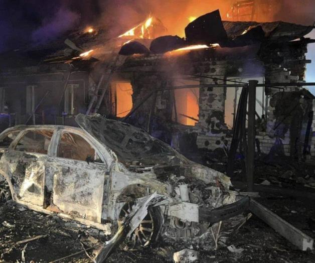 Ataque ruso mata a 3 personas en Sumy, condena Zelenskyy