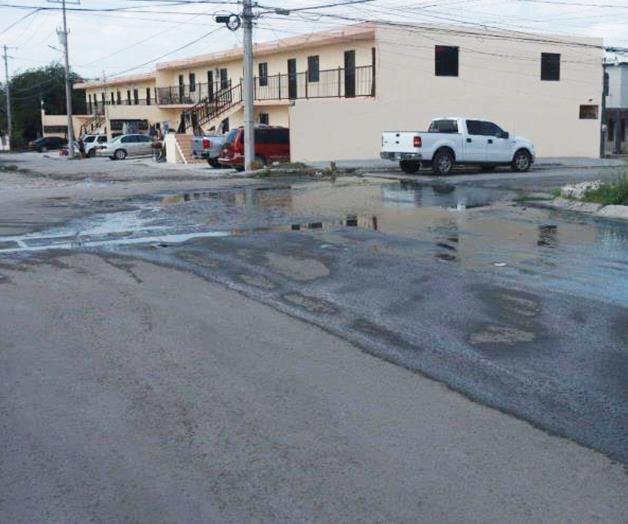 Afecta fuga de aguas negras a comerciantes Afecta fuga de aguas negras a comerciantes