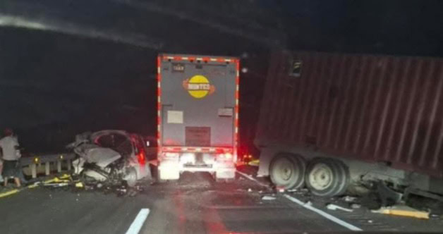 Se desprende caja de tráiler e impacta de frente a camioneta en Altamira Se desprende caja de tráiler e impacta de frente a camioneta en Altamira