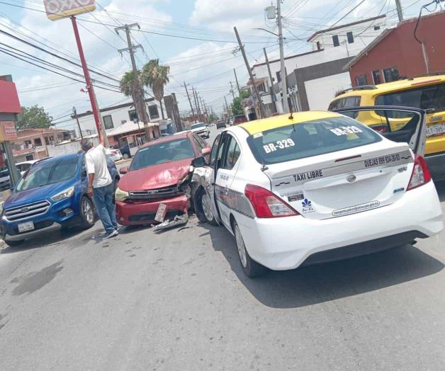 Choque frontal entre taxi y auto en colonia Aztlán en Reynosa
