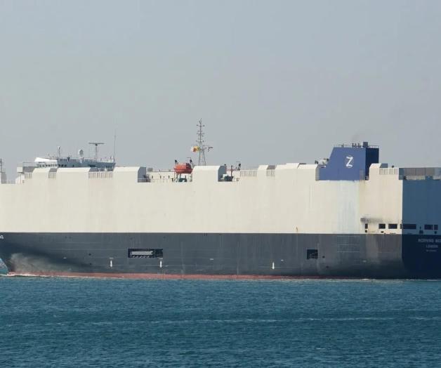 Incendio en barco con autos eléctricos desata emergencia en el Pacífico