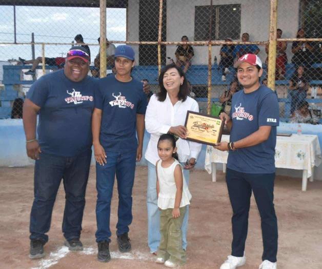 Realizan peloteros ceremonia de inauguración y premiación Realizan peloteros ceremonia de inauguración y premiación