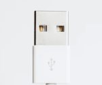 La función esencial de los orificios en el conector USB