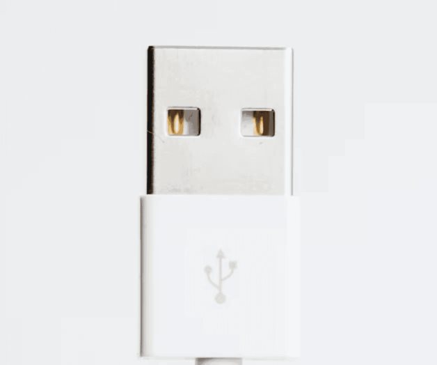 La función esencial de los orificios en el conector USB La función esencial de los orificios en el conector USB