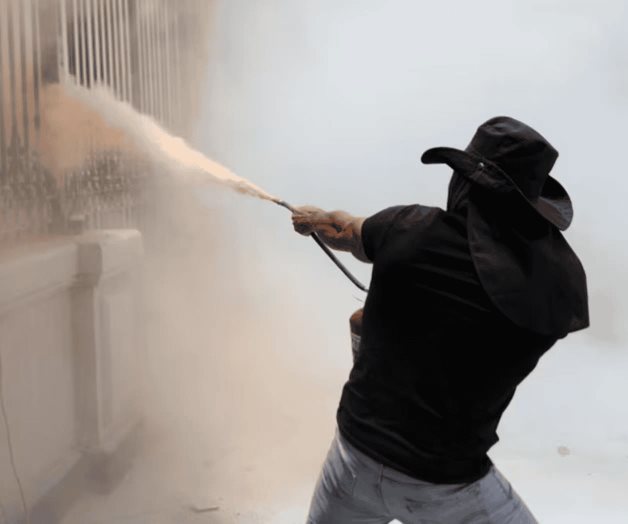 Maestros de la CETEG realizan destrozos en Gobernación Maestros de la CETEG realizan destrozos en Gobernación