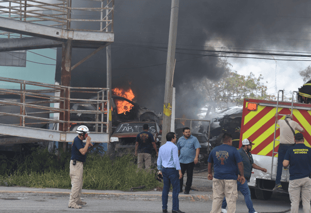 Incendio en yonke de autopartes en Libramiento Oriente de Reynosa