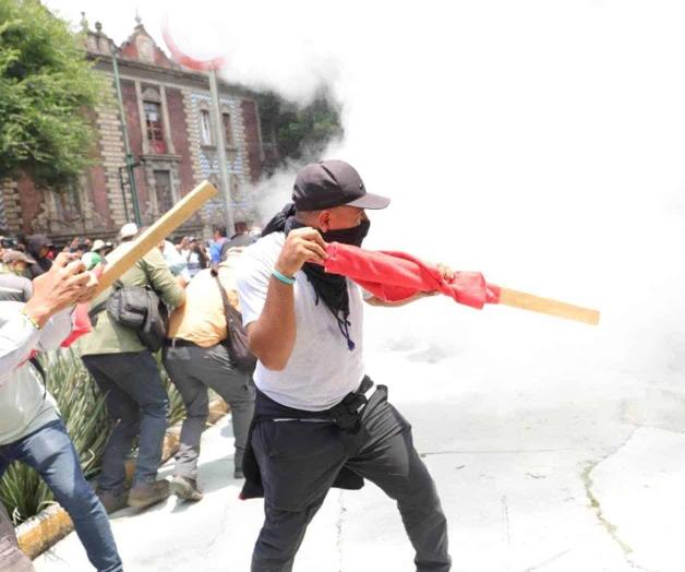 Protesta de la CETEG en la Segob por demandas educativas Protesta de la CETEG en la Segob por demandas educativas