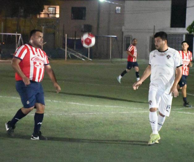 Defienden Periodistas con triunfo el liderato