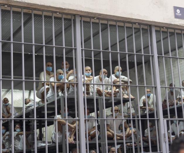 Juez ordena permitir a migrantes impugnar deportaciones a prisi&oacute;n