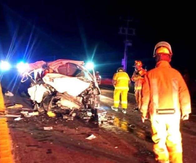 Choca una caja de tráiler con camioneta Choca una caja de tráiler con camioneta