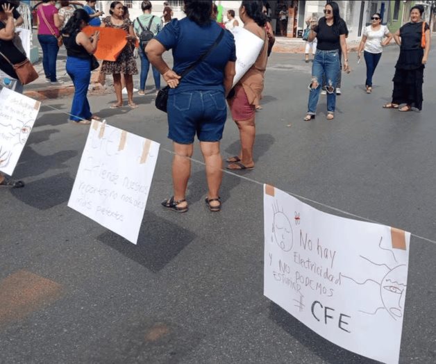 Alumnos de primaria toman clases sin luz ni agua en Mérida Alumnos de primaria toman clases sin luz ni agua en Mérida