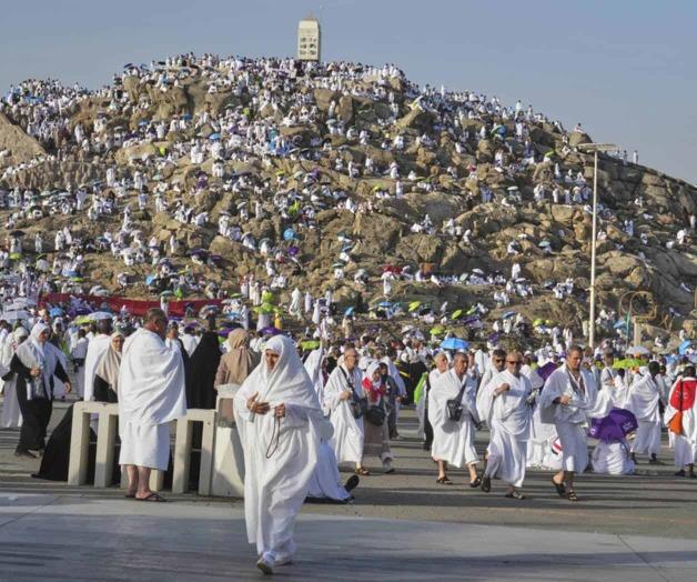 Peregrinos musulmanes trepan por Monte Arafat en Arabia Saudí Peregrinos musulmanes trepan por Monte Arafat en Arabia Saudí