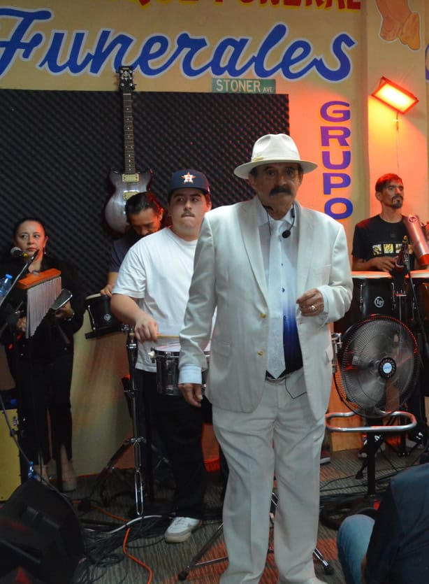 Óscar Hinojosa dirigiendo al ensemble