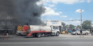 incendio en un yonke ubicado en la colonia Delicias