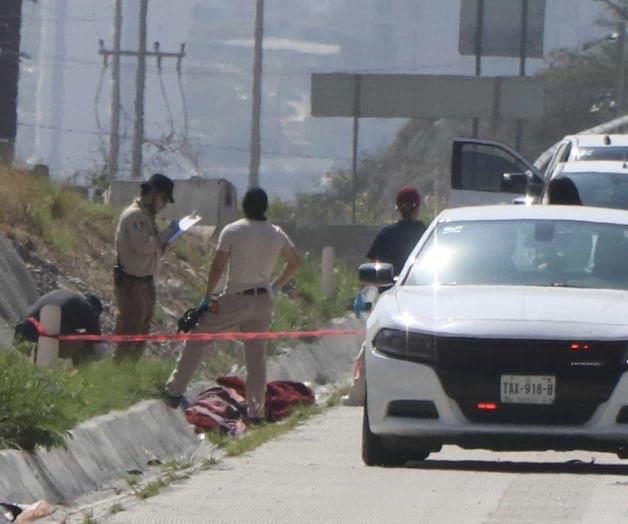Encuentran cuerpo envuelto en cobija en Autopista a Saltillo