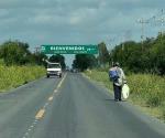 Alertan por caminantes en carretera