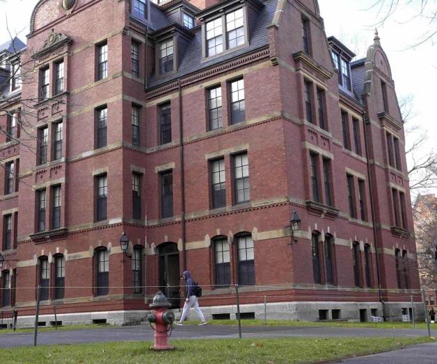 Prohíbe Trump ingreso de extranjeros a Harvard Prohíbe Trump ingreso de extranjeros a Harvard