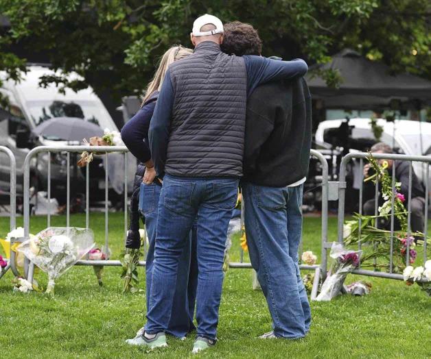 Realizan vigilia por víctimas del ataque en Boulder Realizan vigilia por víctimas del ataque en Boulder