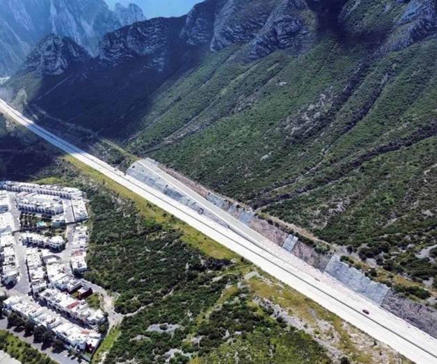 Familias sufren asaltos a mano armada en autopista Monterrey-Saltillo Familias sufren asaltos a mano armada en autopista Monterrey-Saltillo