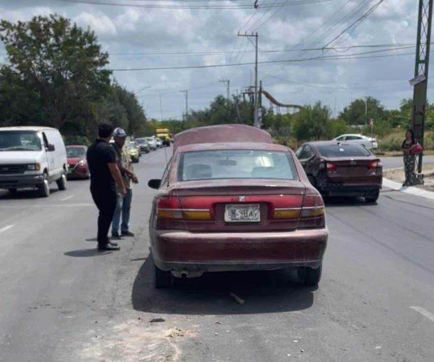 Sufre desperfecto su auto al caer en una alcantarilla Sufre desperfecto su auto al caer en una alcantarilla