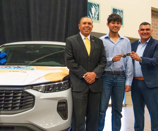 Alumno de preparatoria gana un auto