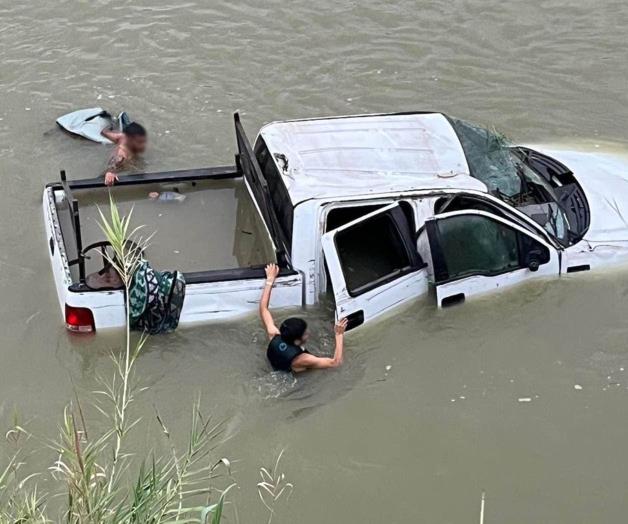Se lanza al río Bravo con su vehículo y migrantes