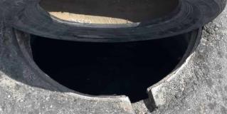 Una alcantarilla sin tapa en el bulevar Puerta del Sol, a la altura de la calle Punta El Potosí, dejó averiado a mitad de la vía a un ciudadano que tuvo el infortunio de caer en ella.