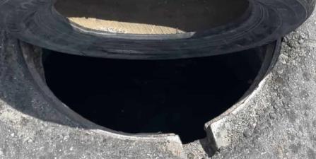 Una alcantarilla sin tapa en el bulevar Puerta del Sol, a la altura de la calle Punta El Potosí, dejó averiado a mitad de la vía a un ciudadano que tuvo el infortunio de caer en ella.