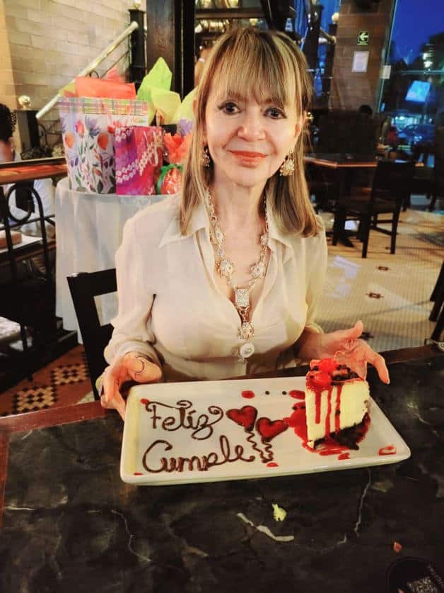 Le cantan Happy Birthday Le cantan Happy Birthday