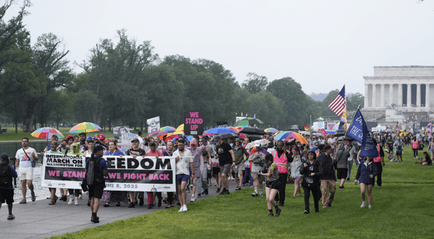 Marcha de Orgullo Gay en EEUU se convierte en protesta contra Trump