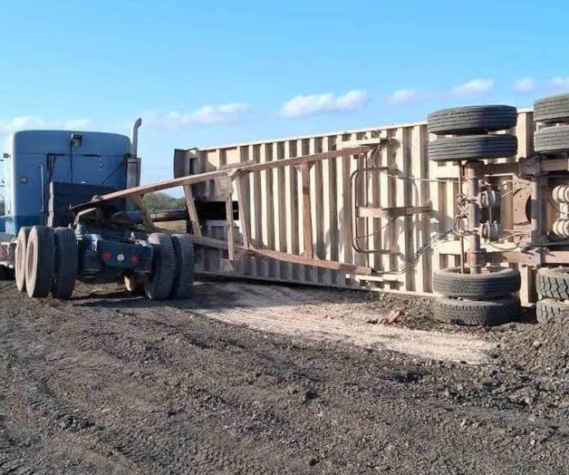 Se vuelca un tractocamión en cercanías de brecha 105 Se vuelca un tractocamión en cercanías de brecha 105