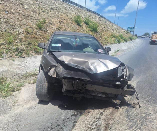 Destruye su automóvil al invadir carril y chocar Destruye su automóvil al invadir carril y chocar