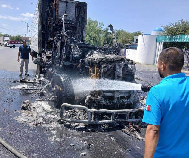 Voraz incendio carboniza un tractocamión de carga