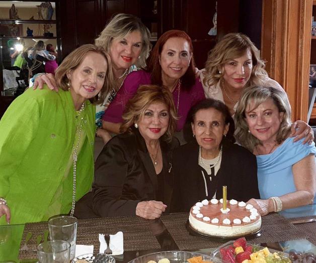 Celebran a una buena amiga Celebran a una buena amiga
