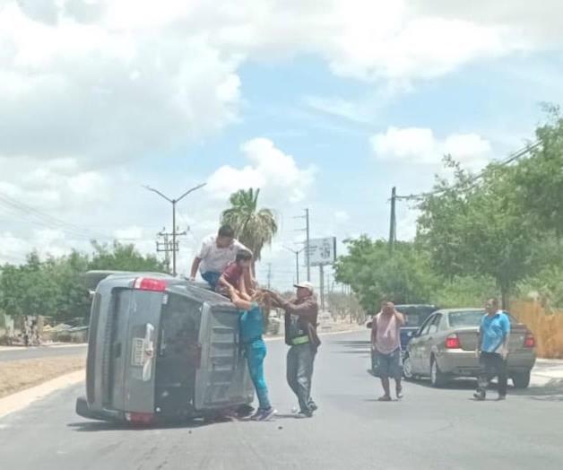 Vuelca camioneta a toda velocidad