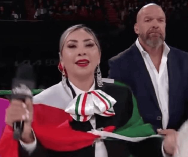 Se disculpa Deyra Barrera por tropiezo con Himno Nacional