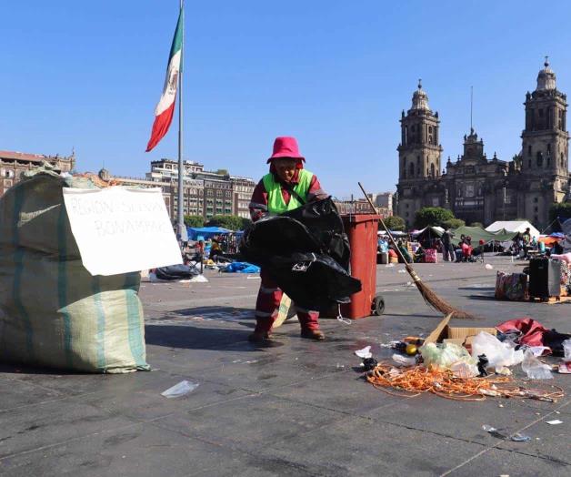 Botellas y latas, lo que el plantón de CNTE no se llevó Botellas y latas, lo que el plantón de CNTE no se llevó