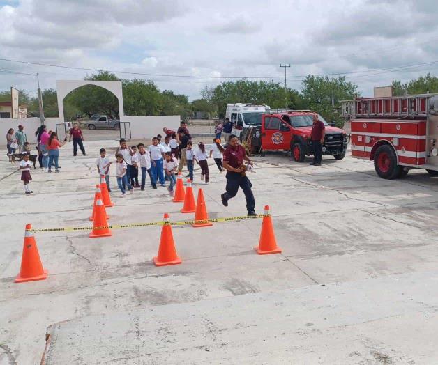 Conviven niños con bomberos Conviven niños con bomberos