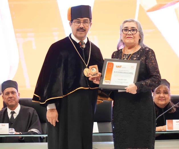 Reconoce UAT a sus maestros Reconoce UAT a sus maestros